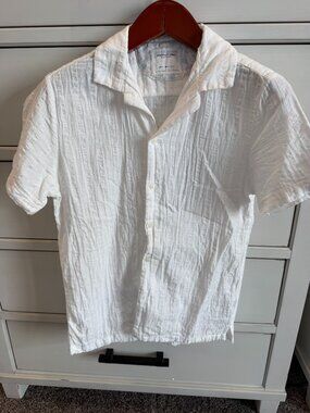 Denim and Flower Mens Button up shirt.  Size medium Excellent condition